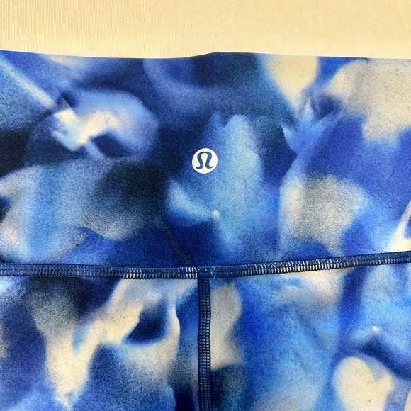 Lululemon Cropped Leggings - Size 6 - Picture 5 of 5